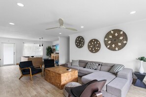 Smart-tv, videospil, bordtennisbord, bøger