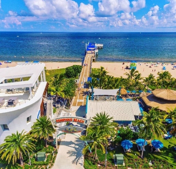 Sun-loungers, beach towels - Private Beach Club, Heated Pool, Jacuzzi, & 6 Seater Golf Cart Included! (Pompano Beach)