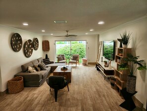 Smart TV, video games, ping pong, books - Private Beach Club, Heated Pool, Jacuzzi, & 6 Seater Golf Cart Included! (Pompano Beach)