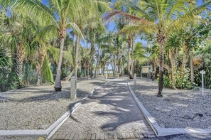 Property grounds - Private Beach Club, Heated Pool, Jacuzzi, & 6 Seater Golf Cart Included! (Pompano Beach)