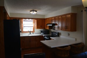 ثلاجة، ميكروويف، فرن، موقد طهي مسطح