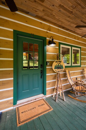 Relaxing cabin getaway only minutes from the Blue Ridge Parkway. Pet friendly!