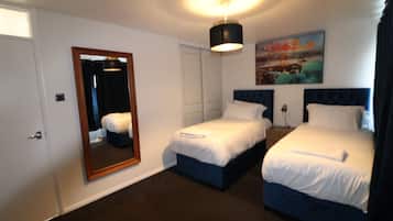 2 bedrooms, desk, iron/ironing board, WiFi