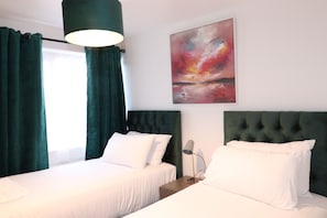2 habitaciones, escritorio, tabla de planchar con plancha y wifi 