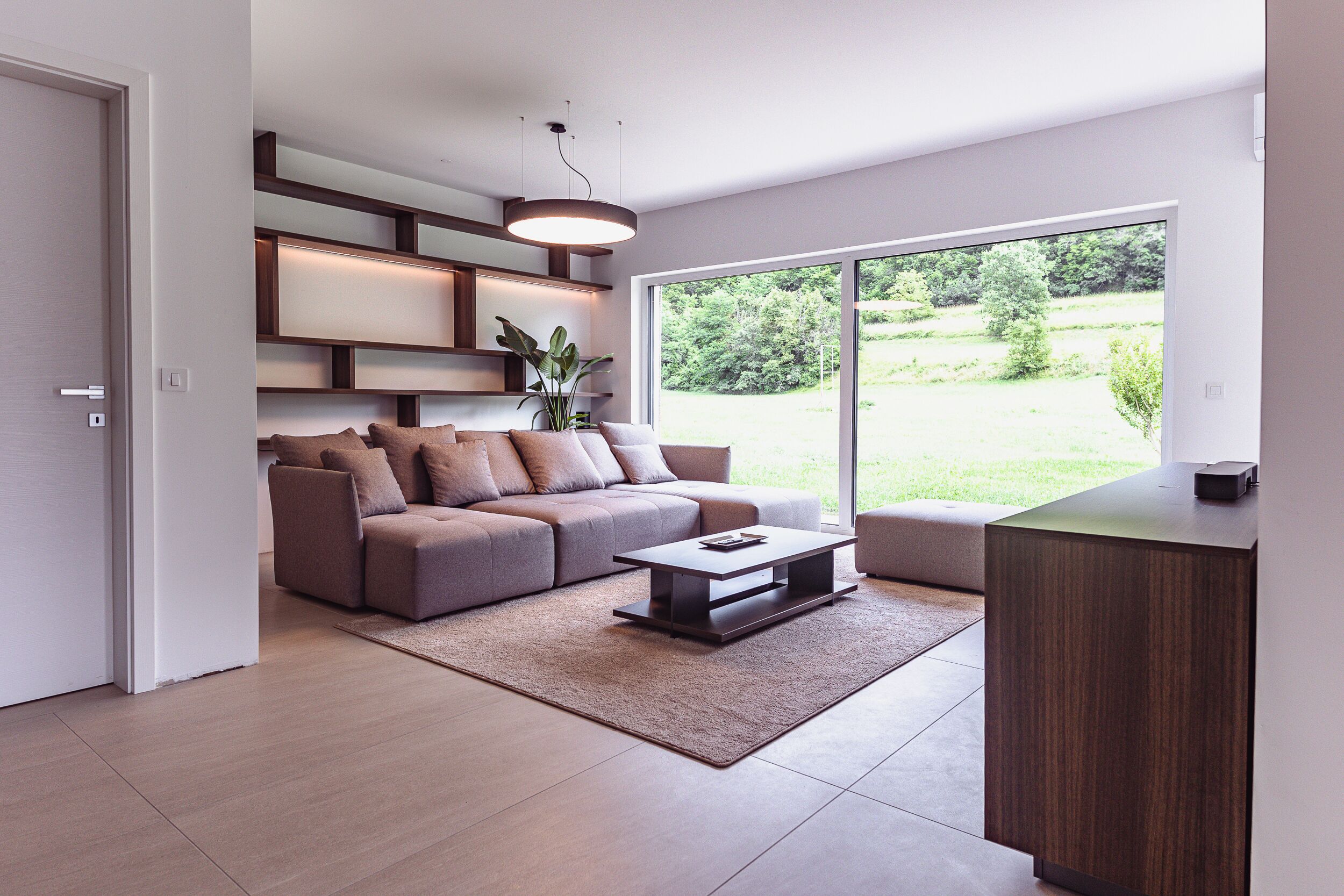 Smart-TV, bøker, filmbibliotek og stereoanlegg