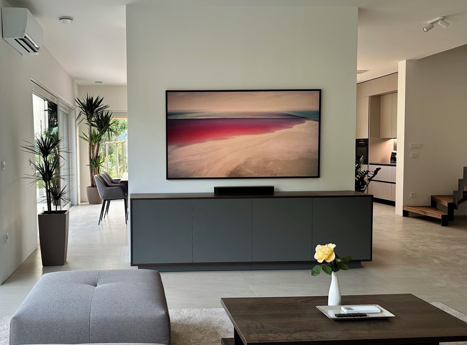 Smart-tv, boeken, een filmbibliotheek en een stereo