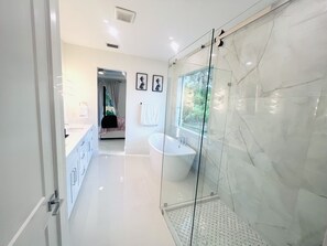 Regadera, secadora de cabello, toallas, papel de baño 