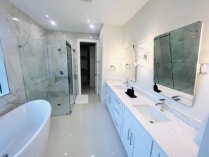 Dusche, Haartrockner, Handtücher, Toilettenpapier