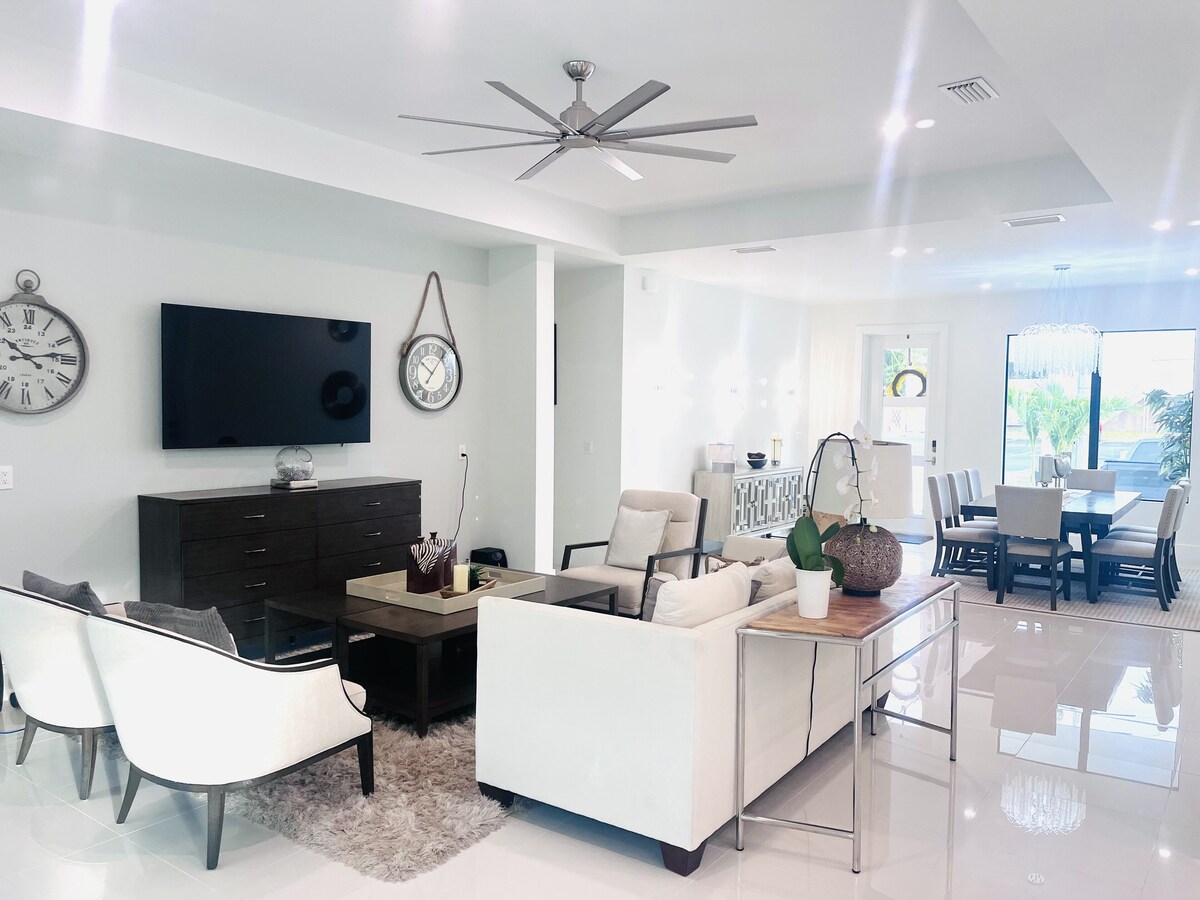 Photo 2 of Tropical Oasis!! New Construction! In the Heart of Naples!! PET FRIENDLY!