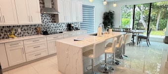 Tropical Oasis!! New Construction! In the Heart of Naples!! PET FRIENDLY!