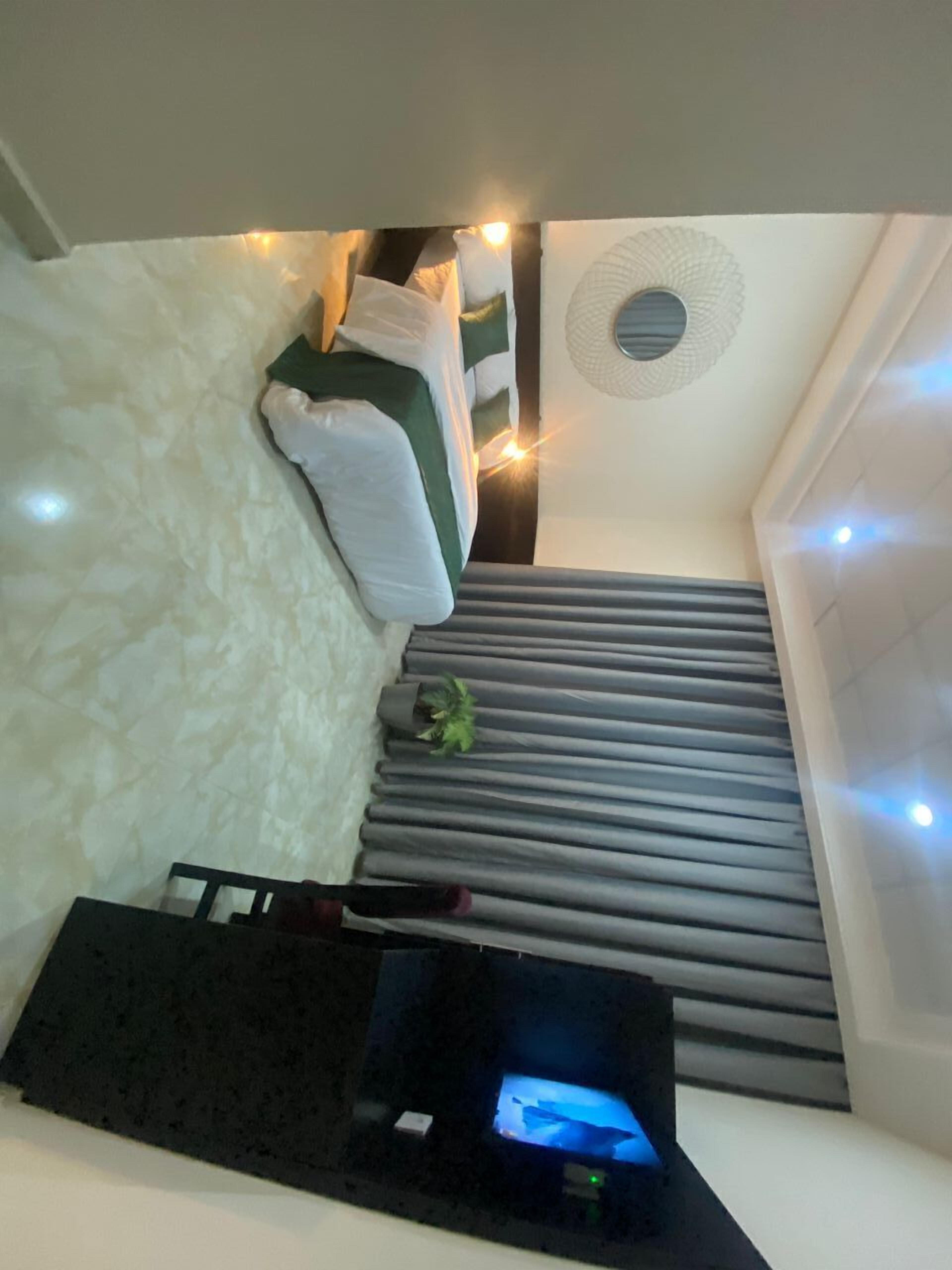 deluxe single room | egyptian cotton sheets, premium bedding, down duvets, tempur-pedic beds