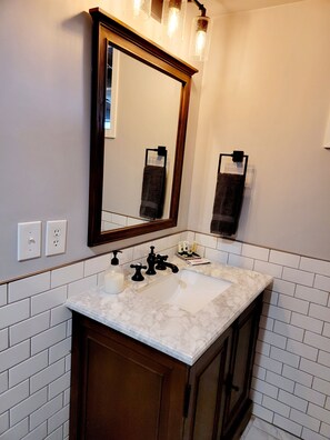 Een douche, een haardroger, handdoeken, zeep