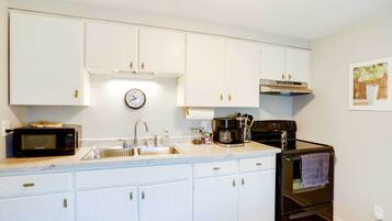 Køleskab, mikrobølgeovn, kogeplade, kaffe-/temaskine