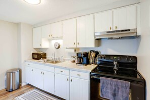 Kühlschrank, Mikrowelle, Herdplatte, Wasserkocher mit Kaffee-/Teezubehör