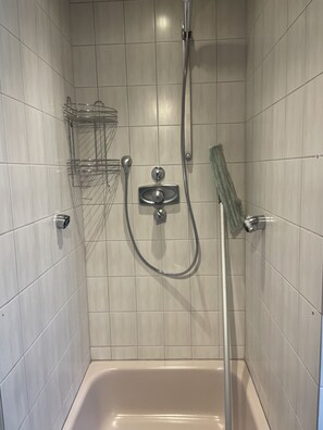 Haartrockner, Handtücher, Seife, Toilettenpapier