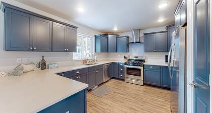 4BR home steps from the beach with private hot tub, fireplace & firepit