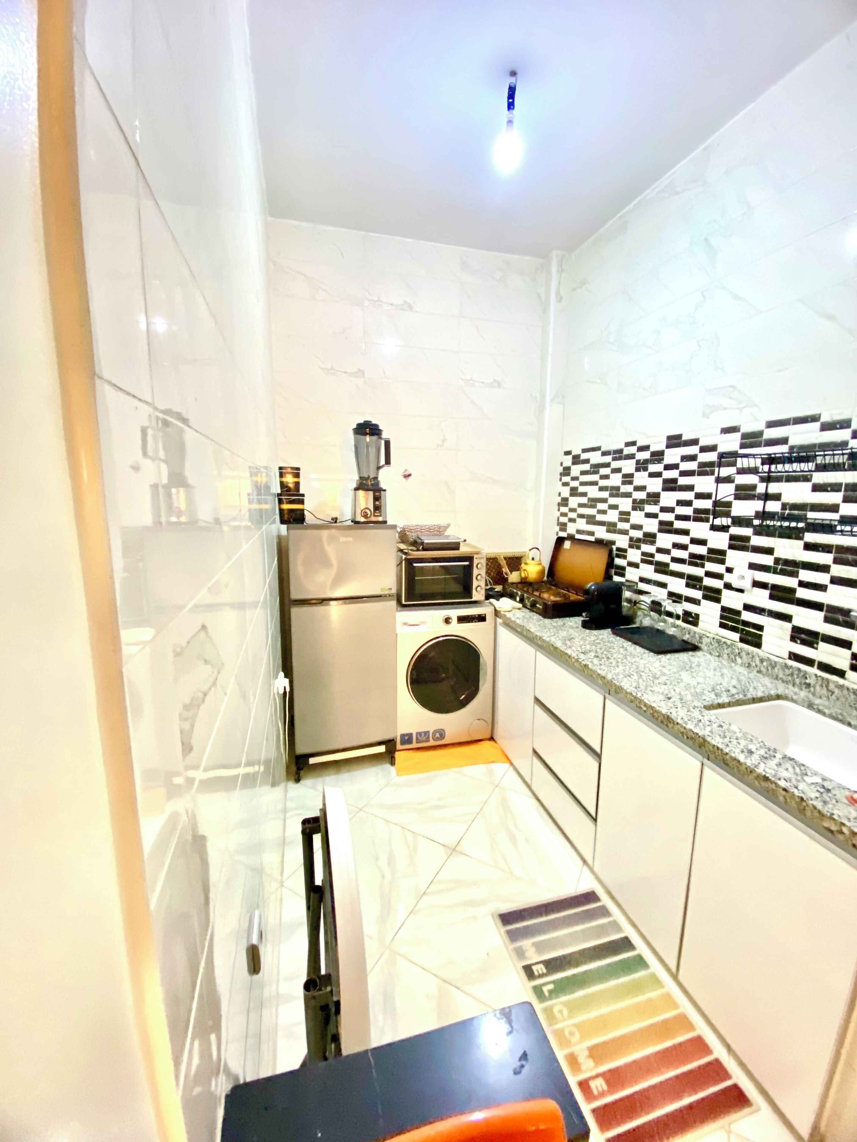 Mini-Kühlschrank, Herdplatte, Wasserkocher, Toaster