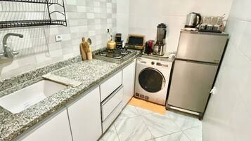 Mini-Kühlschrank, Herdplatte, Wasserkocher, Toaster