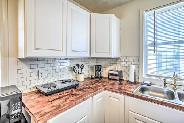 Een koelkast, een microgolfoven, een kookplaat