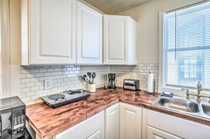 Køleskab, mikrobølgeovn, kogeplade, kaffe-/temaskine