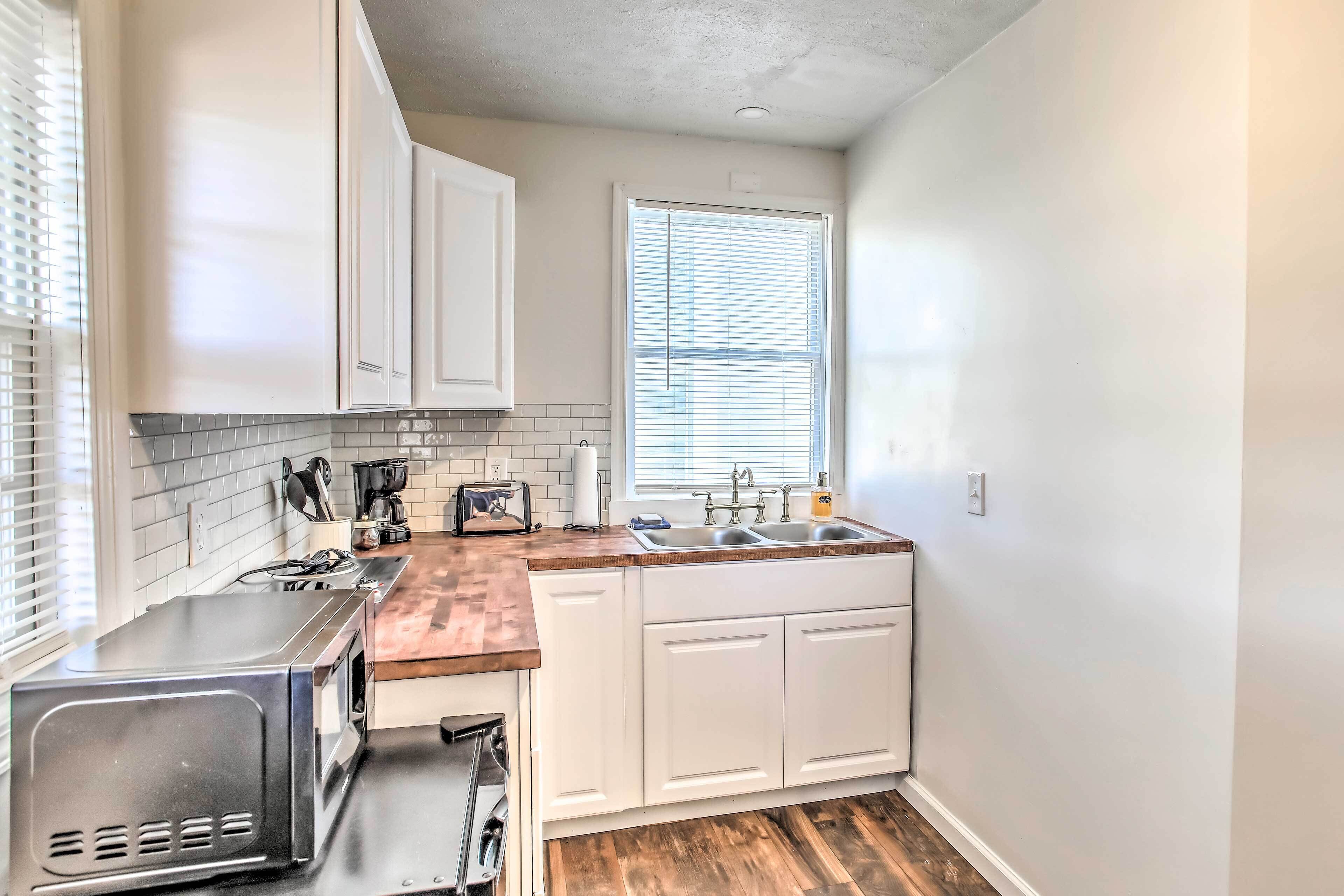 Fridge, microwave, stovetop, coffee/tea maker