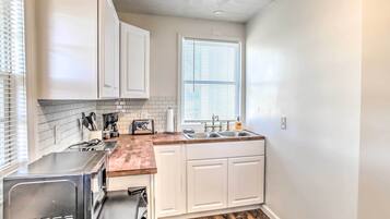 Fridge, microwave, stovetop, coffee/tea maker