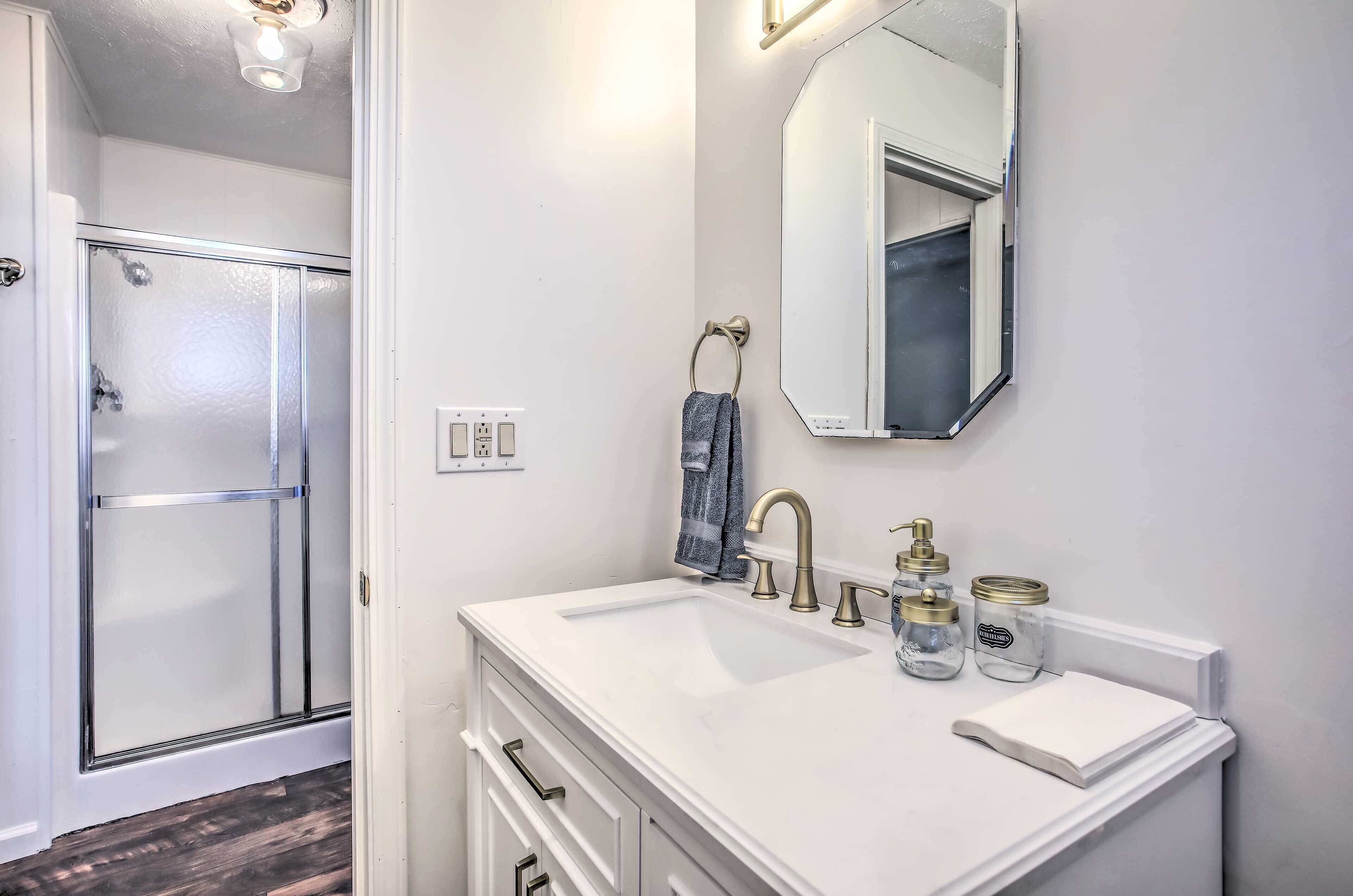 Bruser, hårtørrer, håndklæder, Sæbe