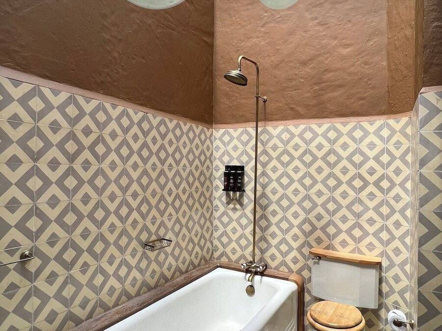 Ein Badezimmer mit Badewanne, Toilette und Dusche.