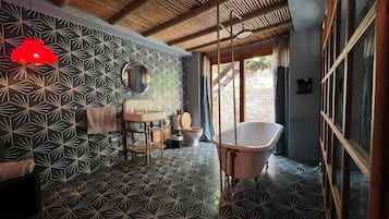 Suite | Bathroom | Combined shower/tub, rainfall showerhead, towels, soap