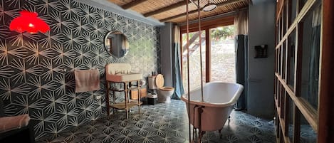 Suite | Bathroom | Combined shower/tub, rainfall showerhead, towels, soap