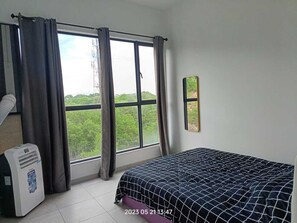 2 bedrooms, WiFi - relaxing your senses or just soaking in magnificent views of sea and nature..... (Sandakan)