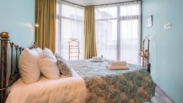 4 bedrooms, desk, iron/ironing board, free WiFi