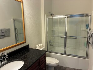 Regadera, secadora de cabello, toallas, jabón 