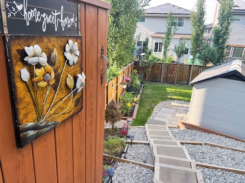 Adorable 2-bedroom with free parking on premises