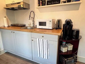 Fridge, coffee/tea maker, cookware/dishes/utensils, spices