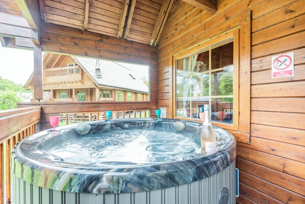 Outdoor spa tub - Robin Lodge (Llanbedr)