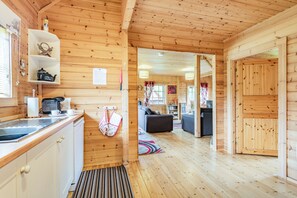 Fridge, dishwasher, electric kettle, toaster - Robin Lodge (Llanbedr)