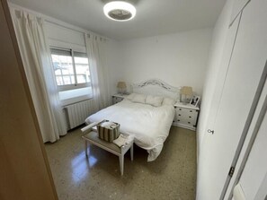 3 soverom, strykejern/-brett, internettilgang og sengetøy