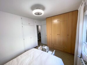 3 quartos, ferros/tábuas de passar roupa, acesso à internet