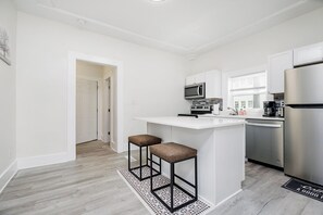 Een koelkast, een microgolfoven, een oven, een kookplaat