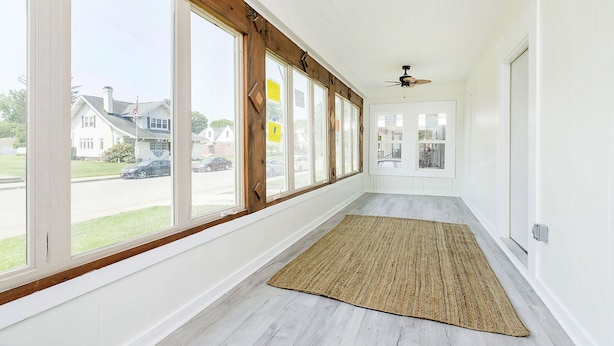 A hallway with large windows, a ceiling fan, and a doormat. - Iconic Speedway Location next to Indy 500 track, amenities, and restaurants (Indianapolis)