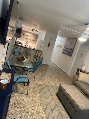 Smart TV - 3 bedroom 1 bath 5 min walk from the beach. Quiet residential family oriented (Punta Santiago)