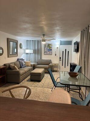 Smart TV - 3 bedroom 1 bath 5 min walk from the beach. Quiet residential family oriented (Punta Santiago)