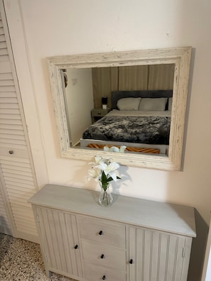 3 bedrooms, WiFi, bed sheets - 3 bedroom 1 bath 5 min walk from the beach. Quiet residential family oriented (Punta Santiago)