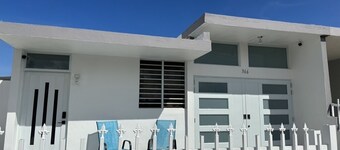 3 bedroom 1 bath 5 min walk from the beach. Quiet residential family oriented