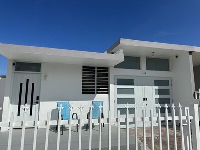 3 bedroom 1 bath 5 min walk from the beach. Quiet residential family oriented