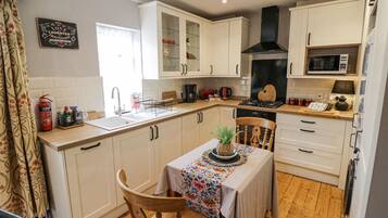 Cottage | Private kitchen | Fridge, electric kettle, toaster, cookware/dishes/utensils