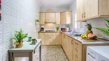 Réfrigérateur, micro-ondes, cafetiÚre/bouilloire, bouilloire électrique