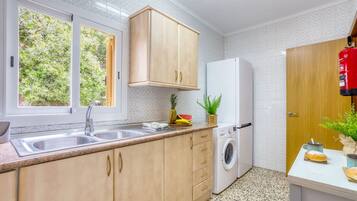 Een koelkast, een magnetron, een koffiezetapparaat/waterkoker