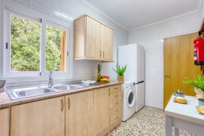 Réfrigérateur, micro-ondes, cafetière/bouilloire, bouilloire électrique